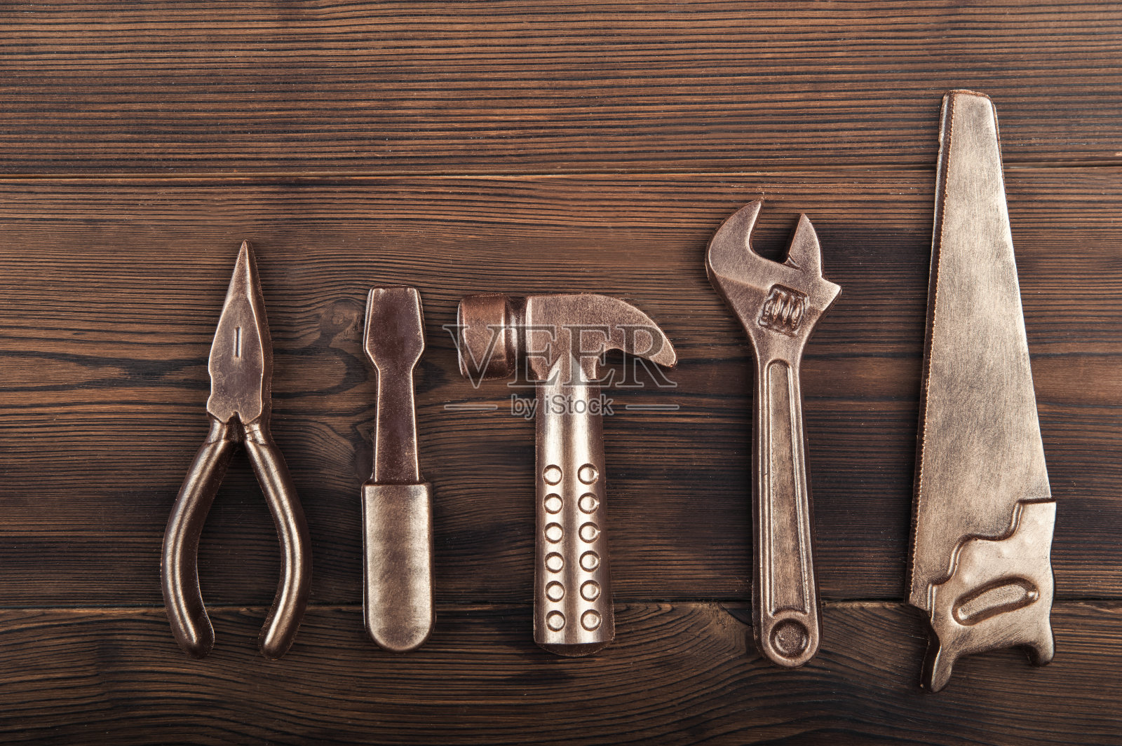 手工巧克力工具在木制纹理背景特写和复制空间…照片摄影图片