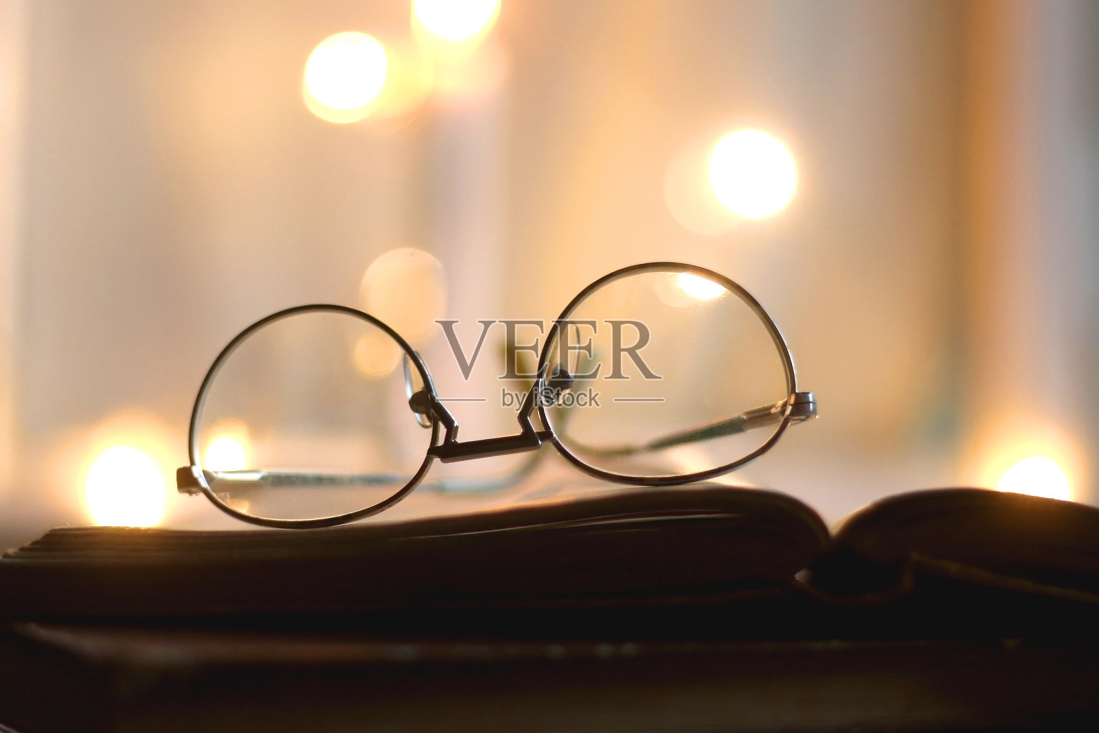 书，眼镜和蜡烛照片摄影图片