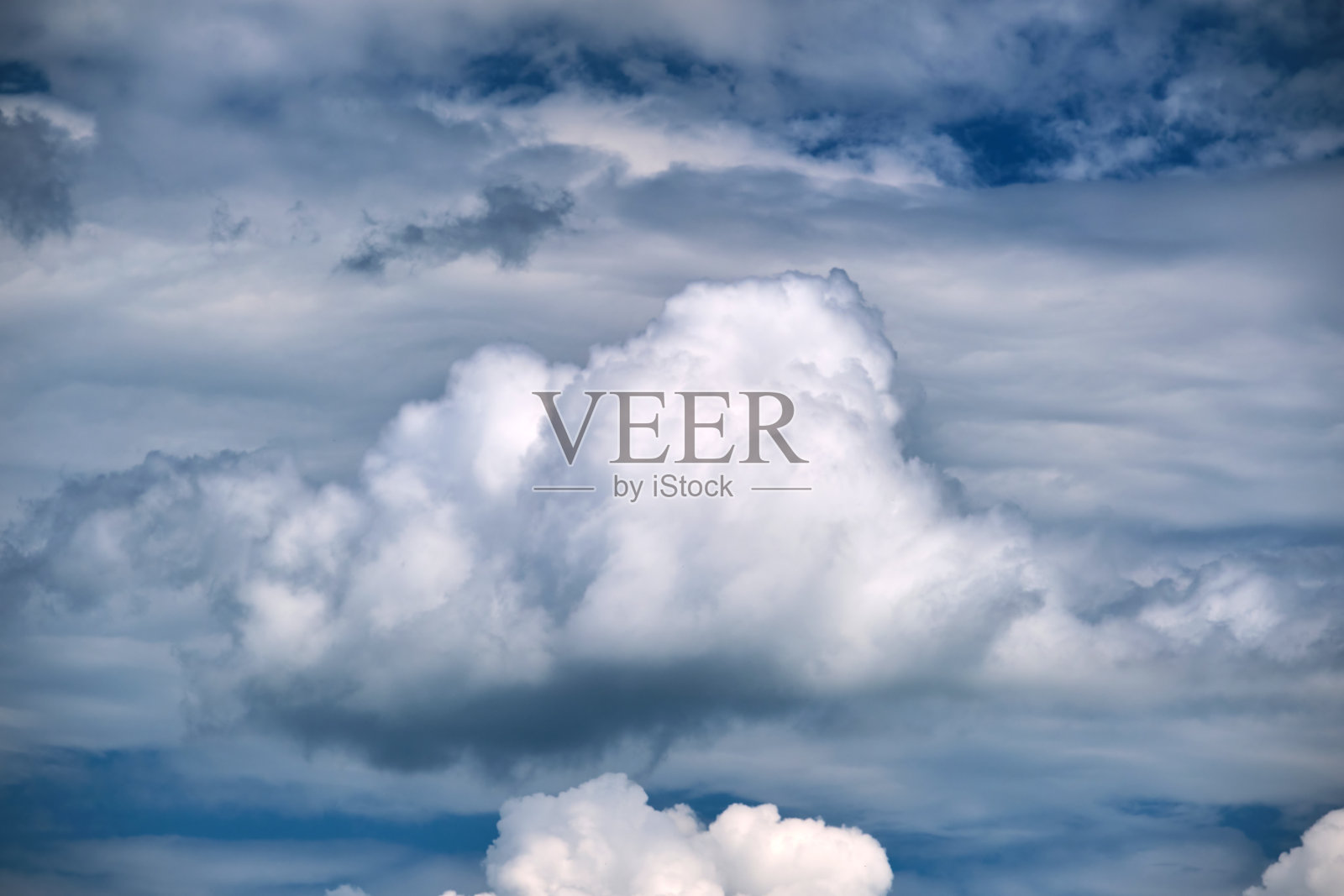 明亮的景观白色蓬松的积云在蓝色的晴朗的天空。照片摄影图片