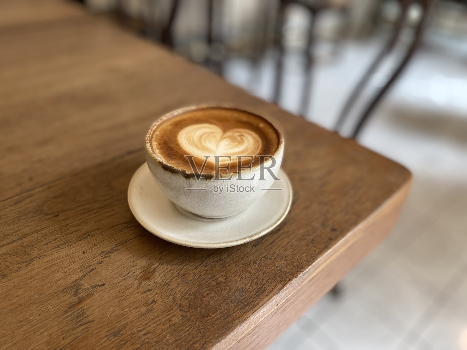 桌上的热卡布奇诺杯照片摄影图片