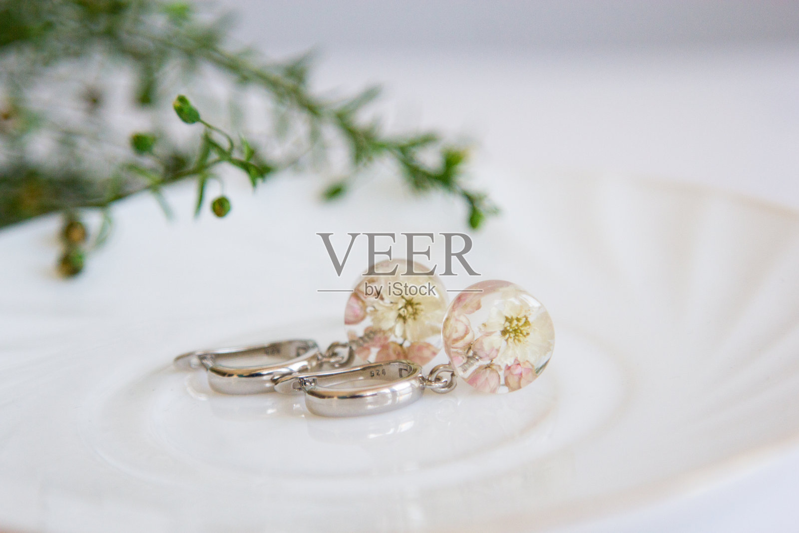 真花环氧树脂，珠宝照片摄影图片