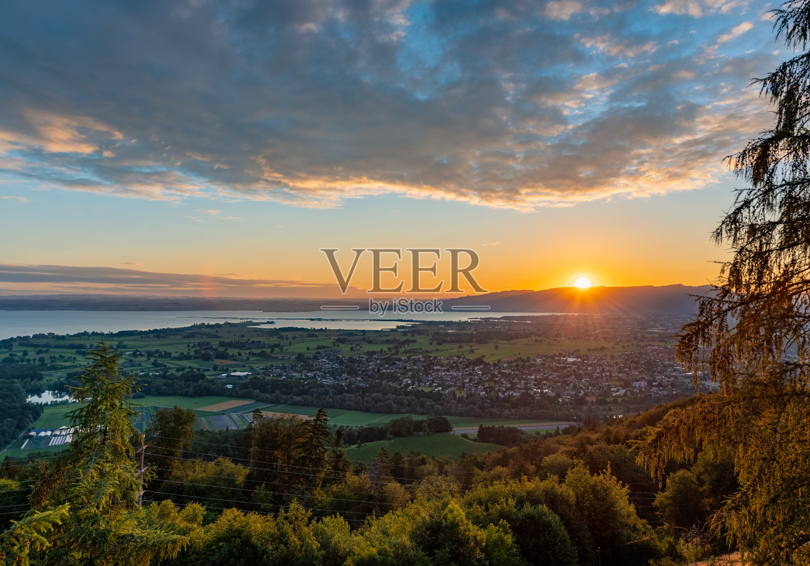 莱茵河流域和康斯坦斯湖的日出照片摄影图片