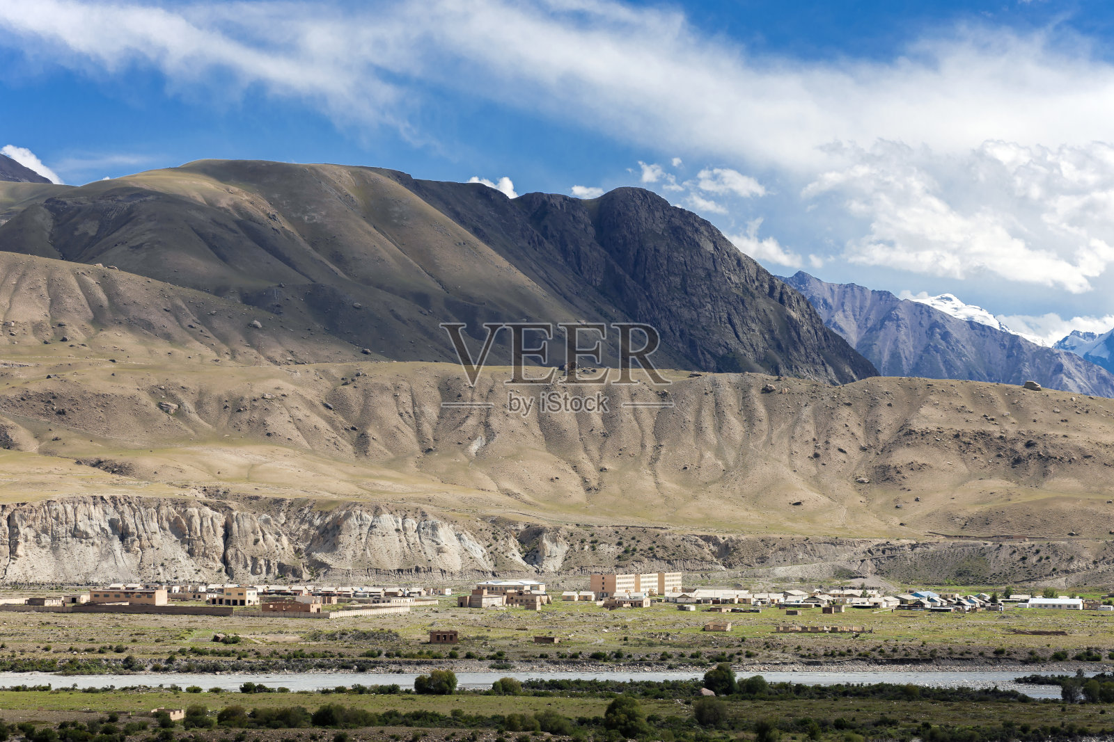 前苏联遗弃的恩格尔切克镇位于吉尔吉斯斯坦山区。照片摄影图片
