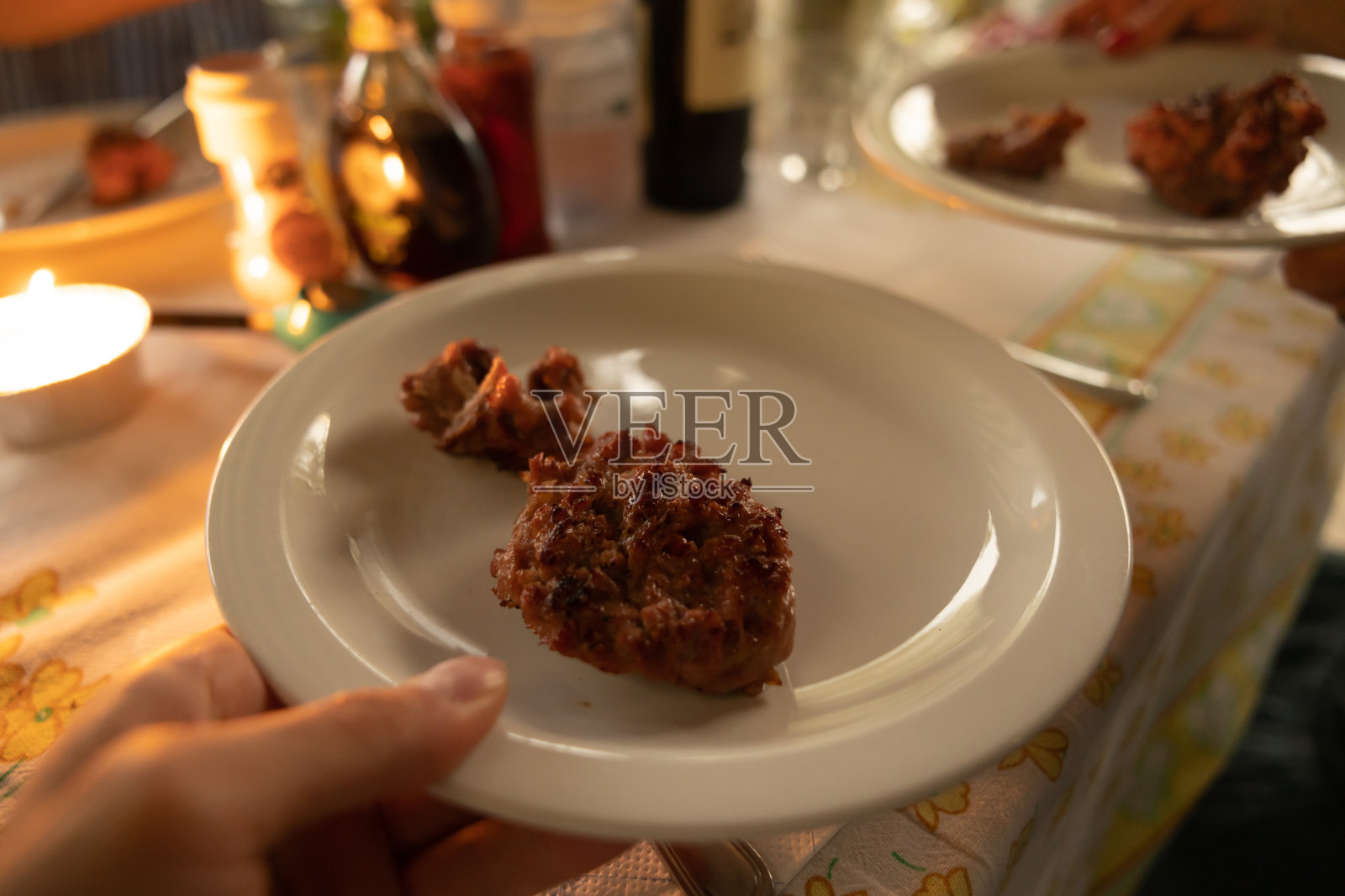 人们喜欢在晚餐时吃烤肉照片摄影图片