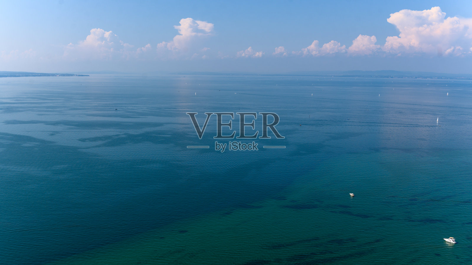 康斯坦斯湖的鸟瞰图与多云的天空照片摄影图片