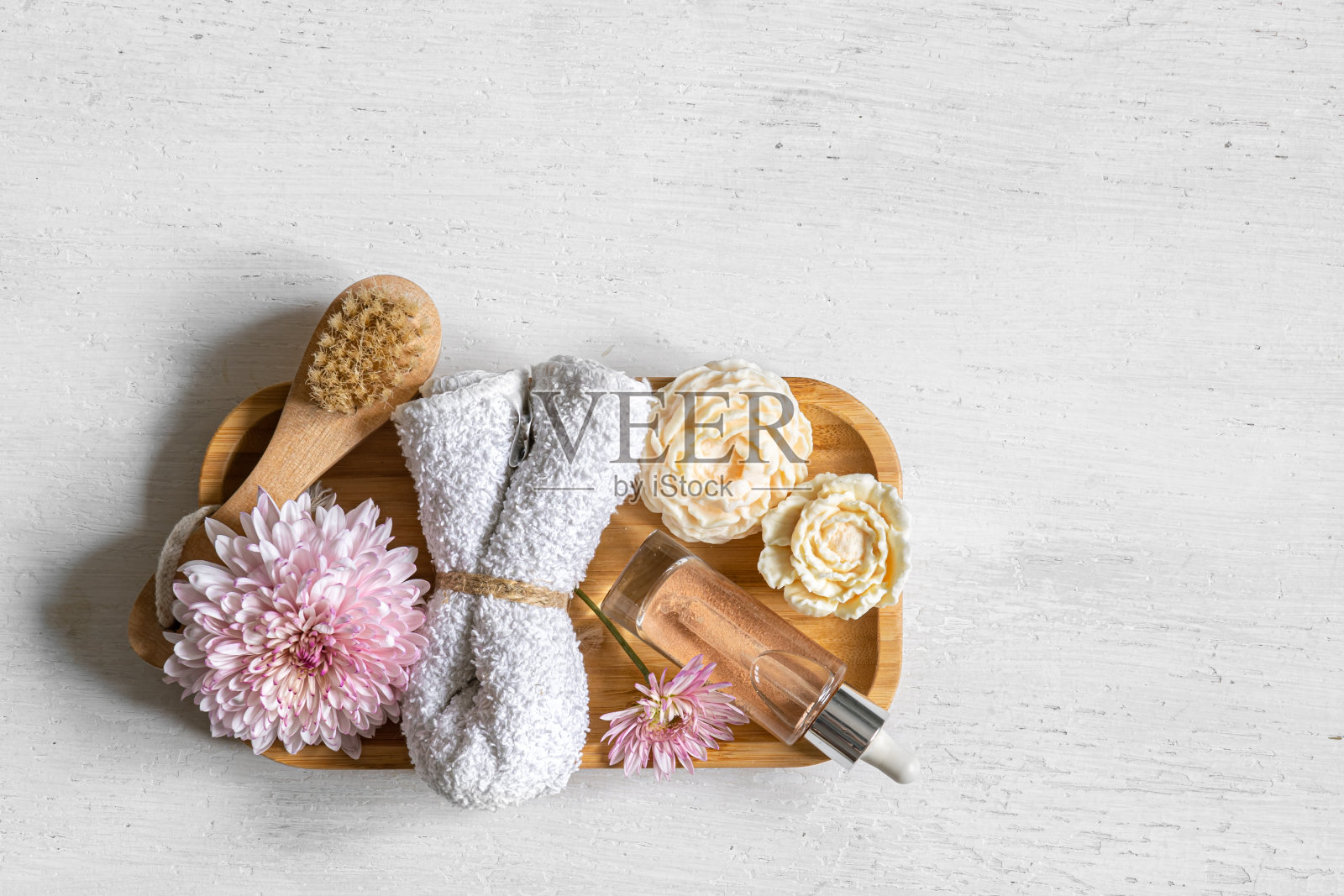 身体磨砂等护理产品放在木板上，隔离。照片摄影图片