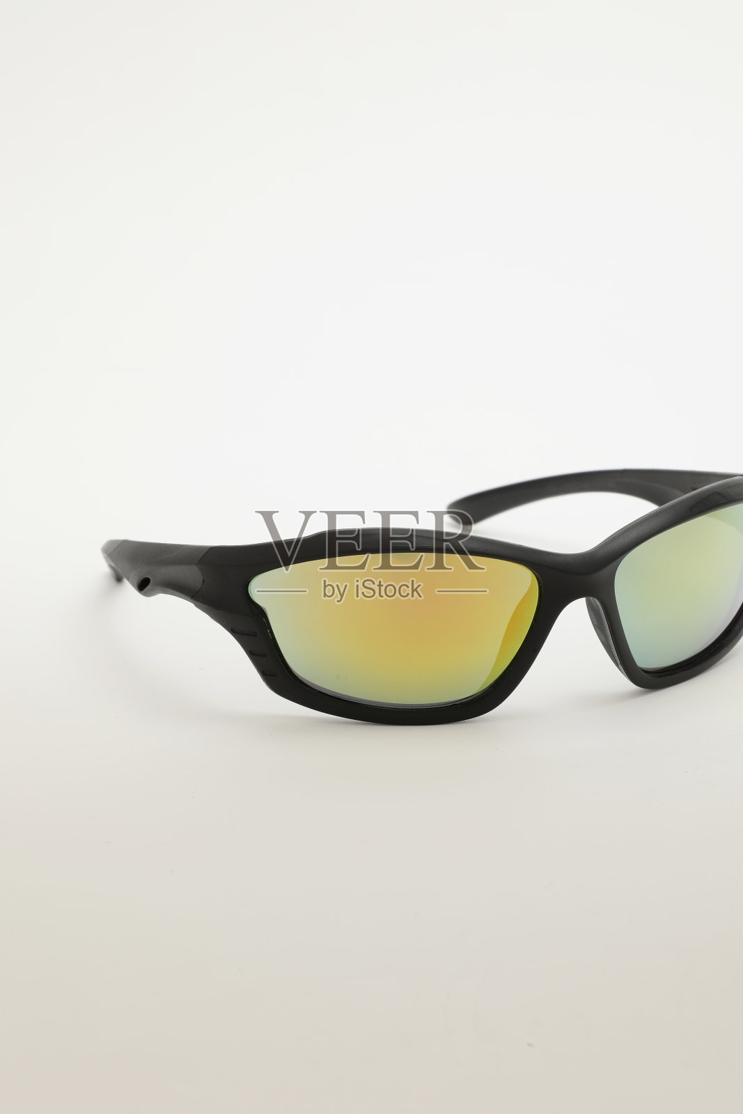 彩色运动太阳镜孤立在白色的背景照片摄影图片