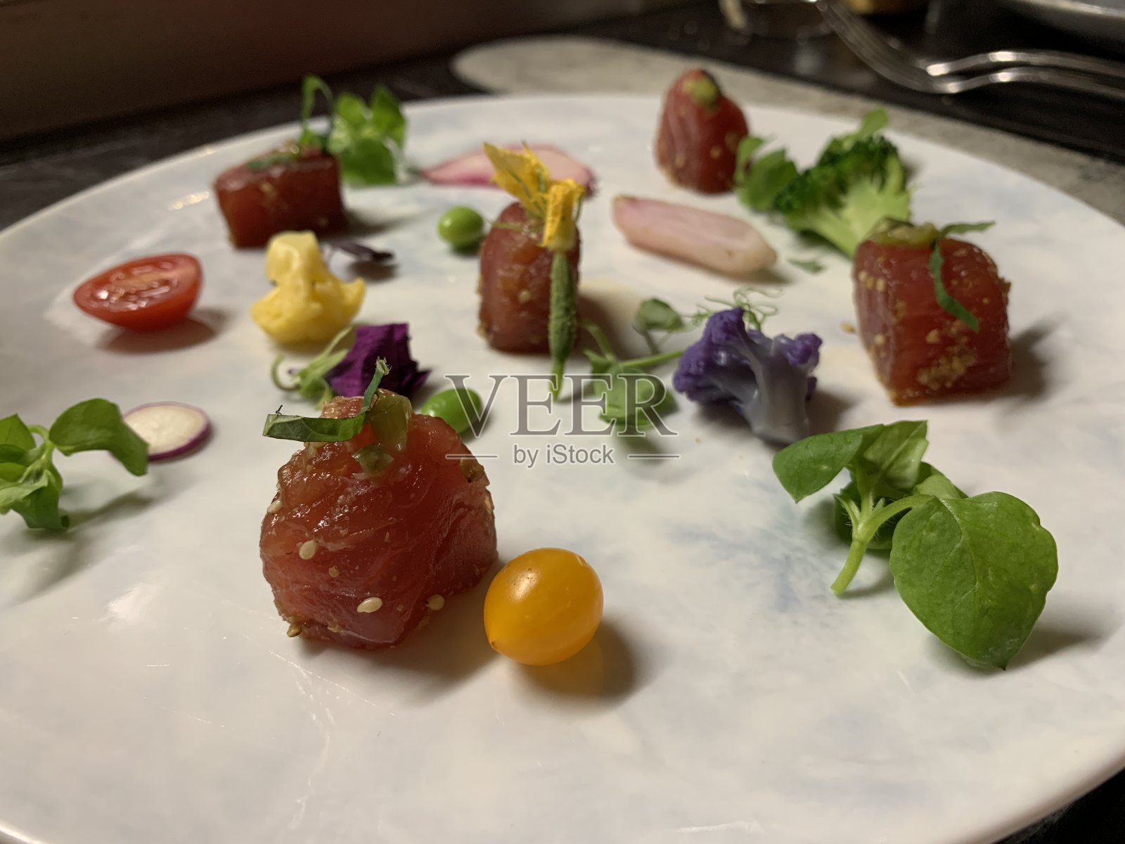 蓝鳍金枪鱼盘植物和蔬菜照片摄影图片