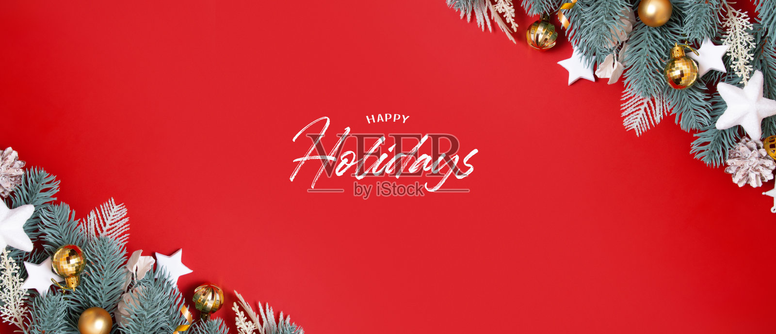 横幅与平lay圣诞装饰和快乐节日文本在红色的背景照片摄影图片