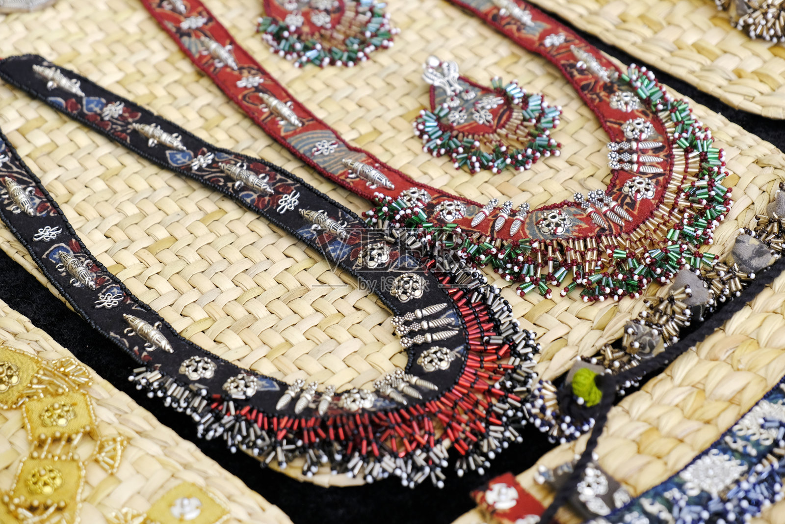 印度马哈拉施特拉邦浦那一家出售传统珠宝的街头商店。印度艺术，印度传统珠宝。照片摄影图片