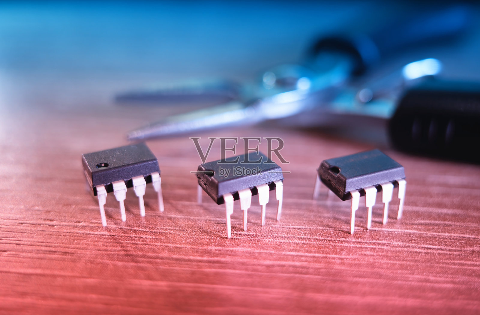 运算放大器芯片在桌子散景背景照片摄影图片