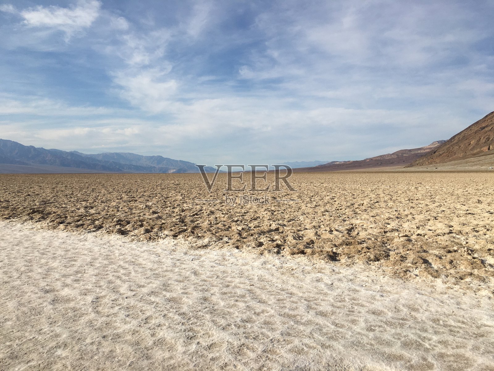 10月死亡谷国家公园的恶水盆地。照片摄影图片