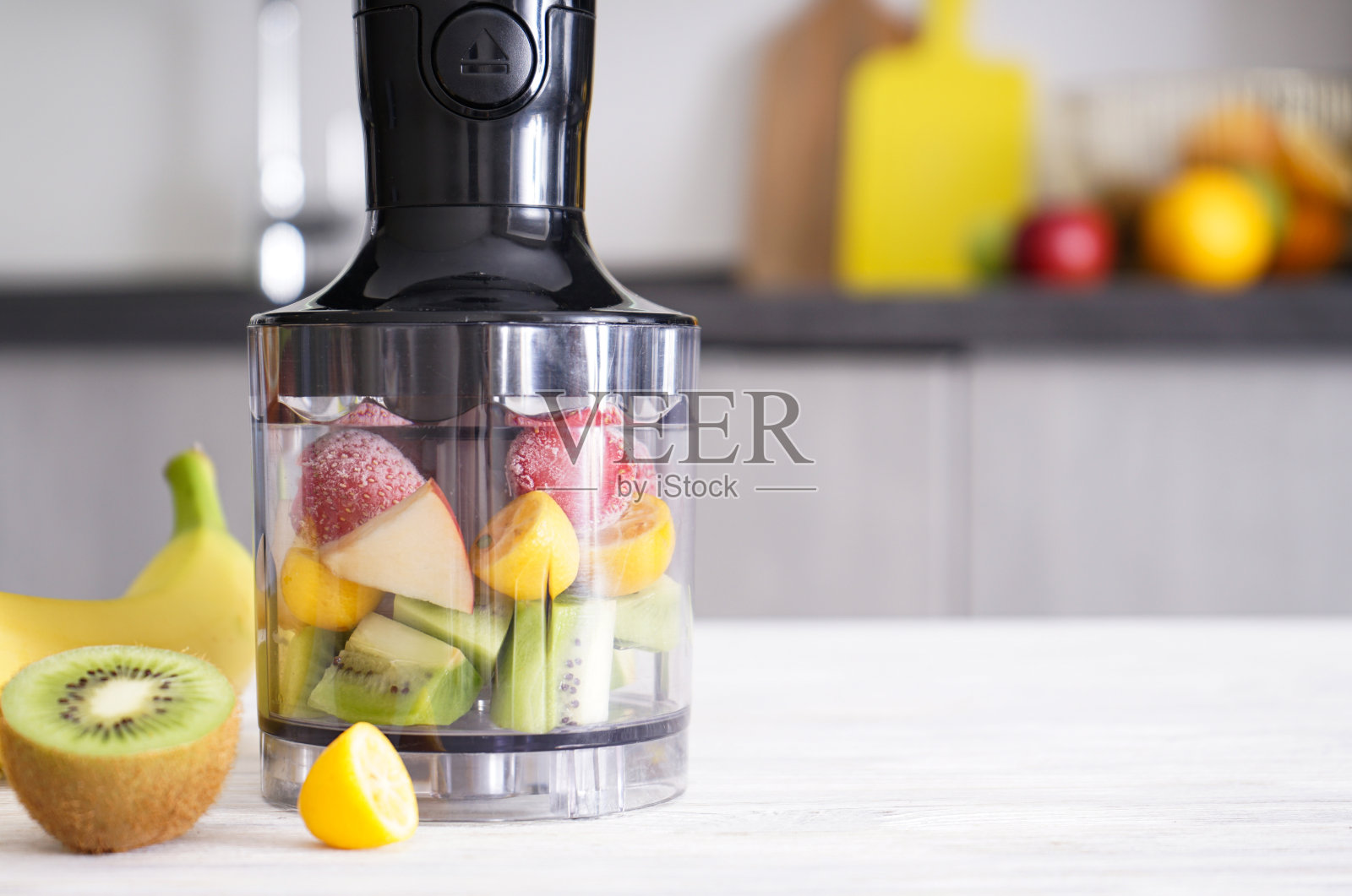 手搅拌机混合有机生新鲜水果制作维生素饮食冰沙，健康食品，文字空间。照片摄影图片