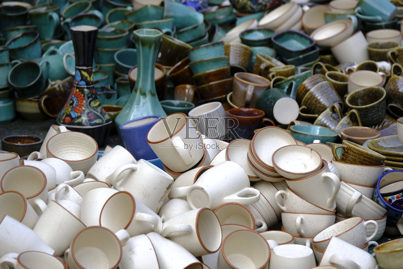 一家卖东方陶瓷的街头小店。茶壶，盘子和碗。浦那纪念品商店的碗，盘子和茶杯，节日期间销售，传统陶瓷陶瓷。照片摄影图片