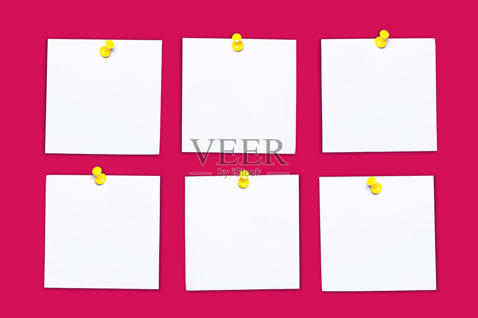 便签背景。提醒卡别在粉红色的墙上。办公室消息结构。照片摄影图片