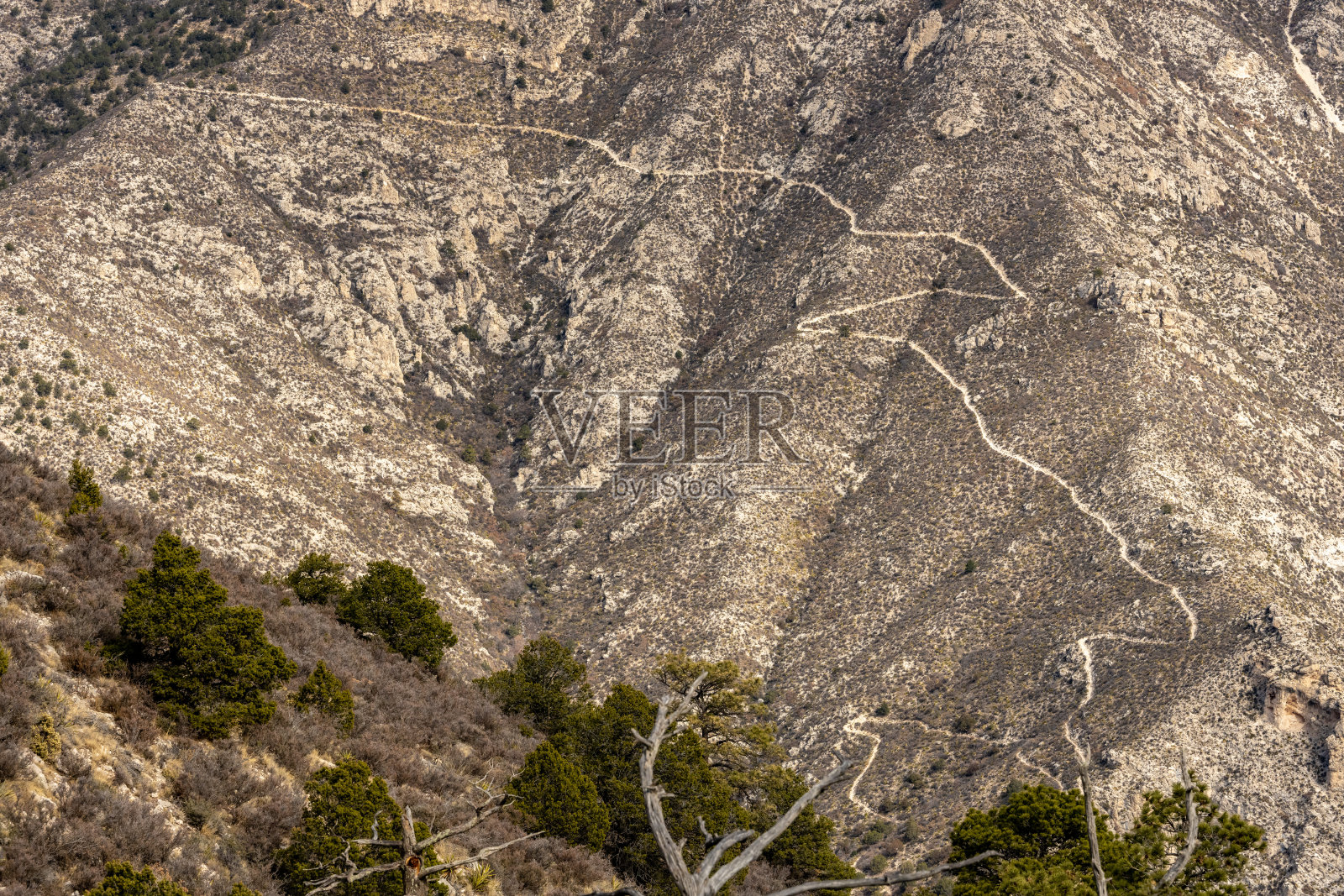 穿过沙漠的细小道爬上了山照片摄影图片