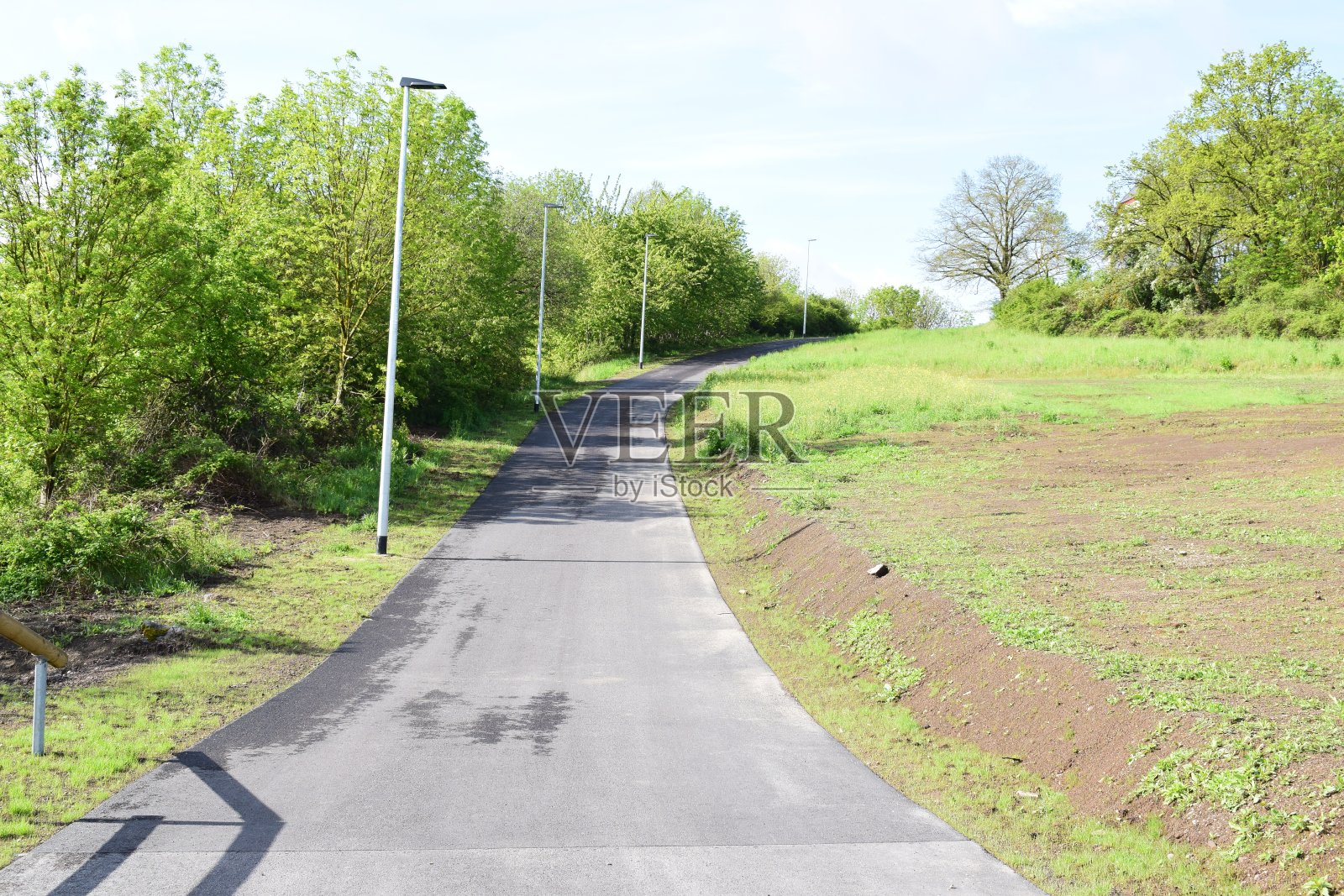 通往陡峭山坡的巨大自行车道照片摄影图片