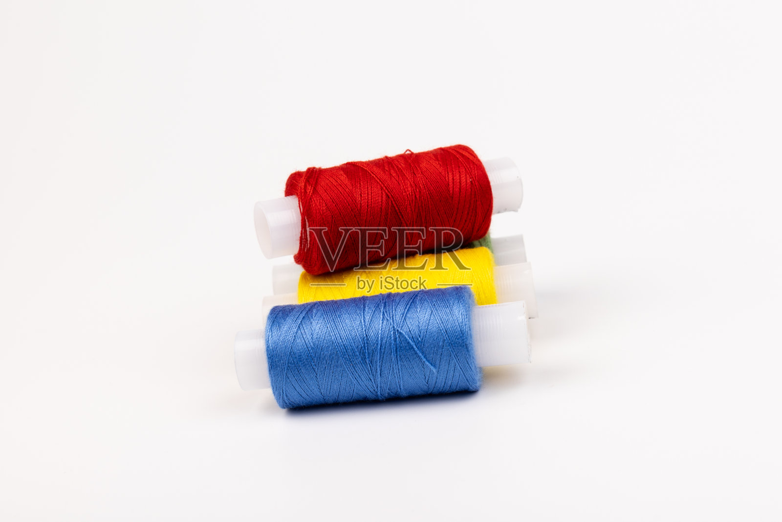 颜色缝纫线孤立在白色的背景。不同的颜色。明亮的底线。照片摄影图片