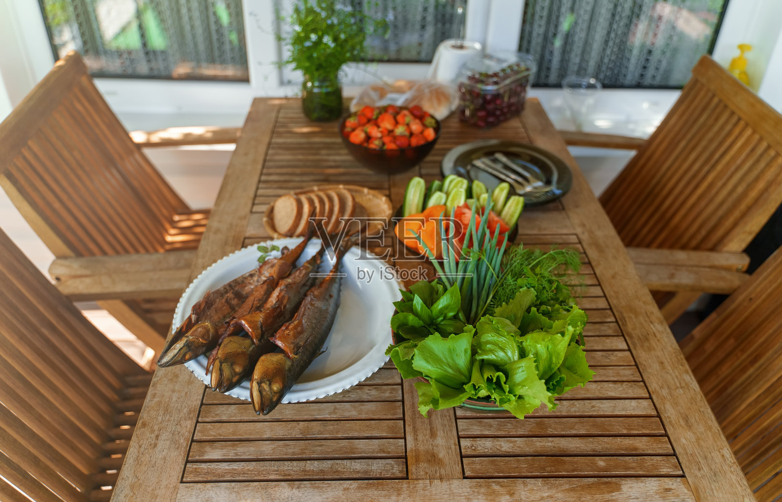 热熏制的鲭鱼和新鲜蔬菜。照片摄影图片