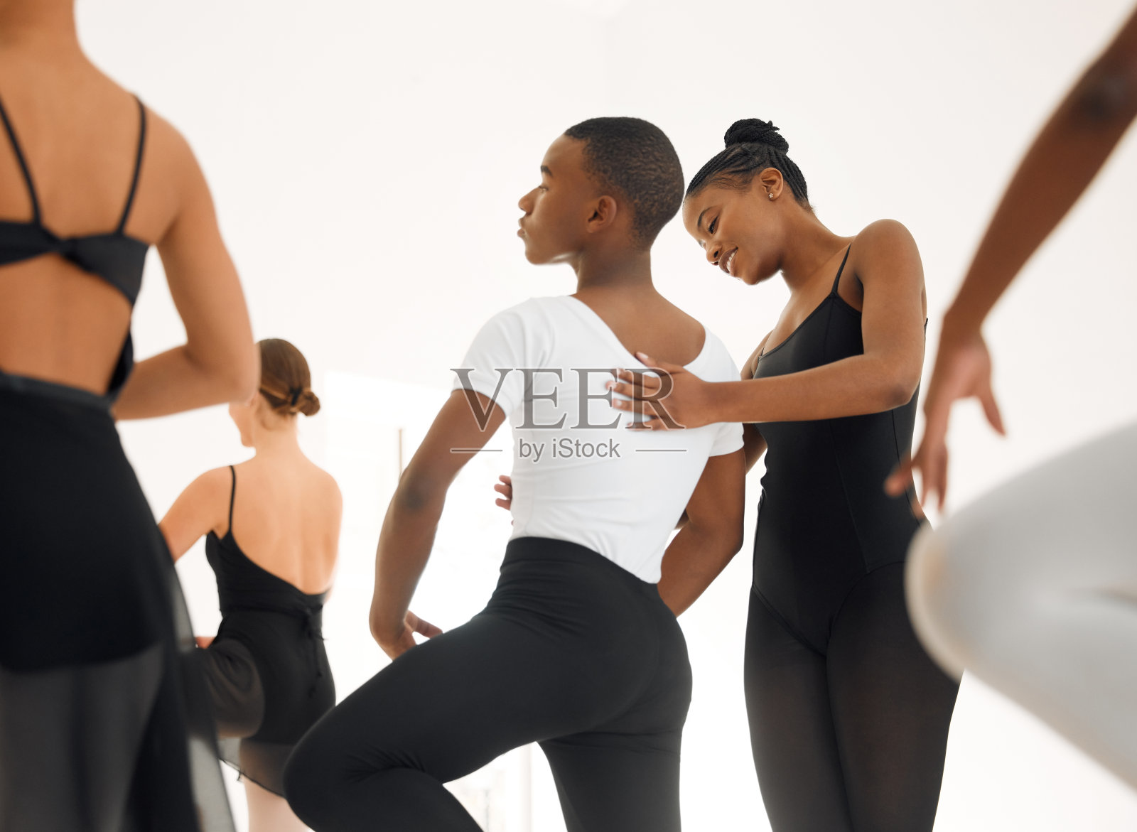 一群芭蕾舞演员在舞蹈工作室练习一套舞蹈动作照片摄影图片