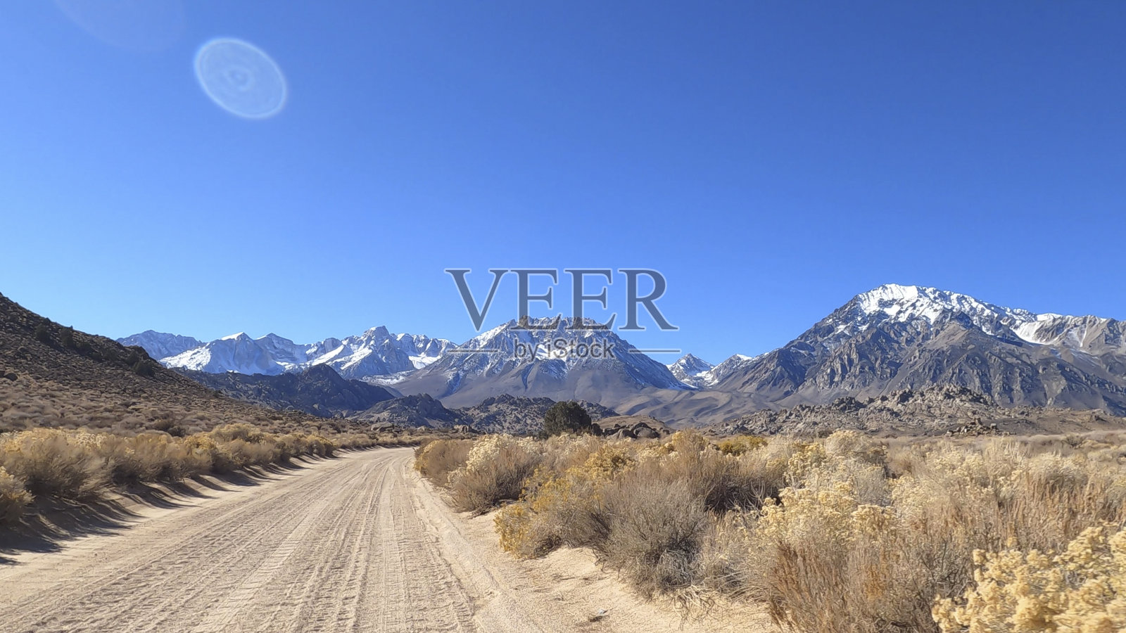 通往山区的沙漠公路风景照片摄影图片