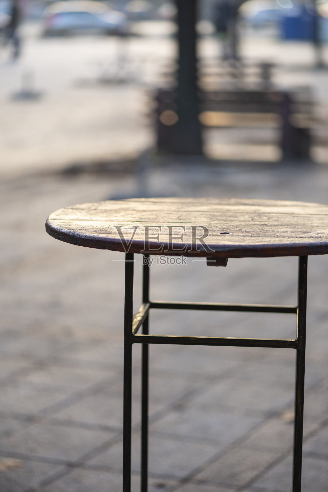 咖啡馆的木桌，用来喝咖啡和喝茶。照片摄影图片