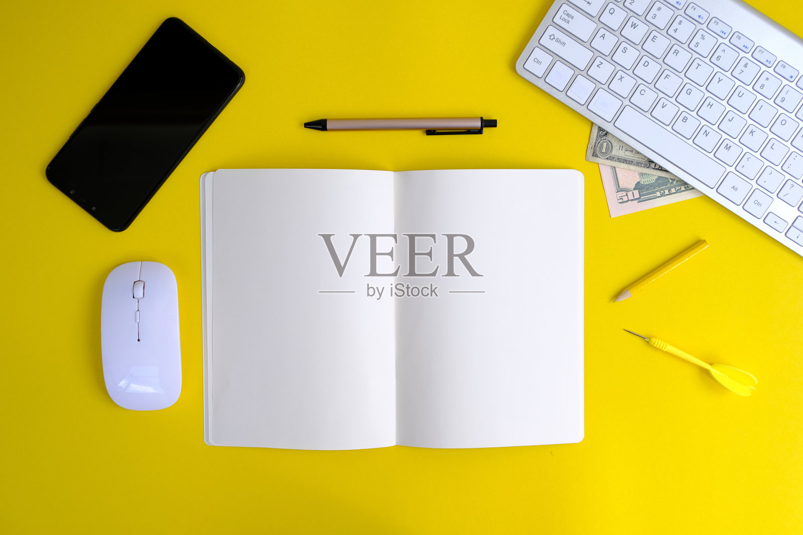 办公桌书桌平放，顶视图。在白色背景下，一个有空白笔记本电脑、办公用品、铅笔、键盘和咖啡杯的工作空间。照片摄影图片