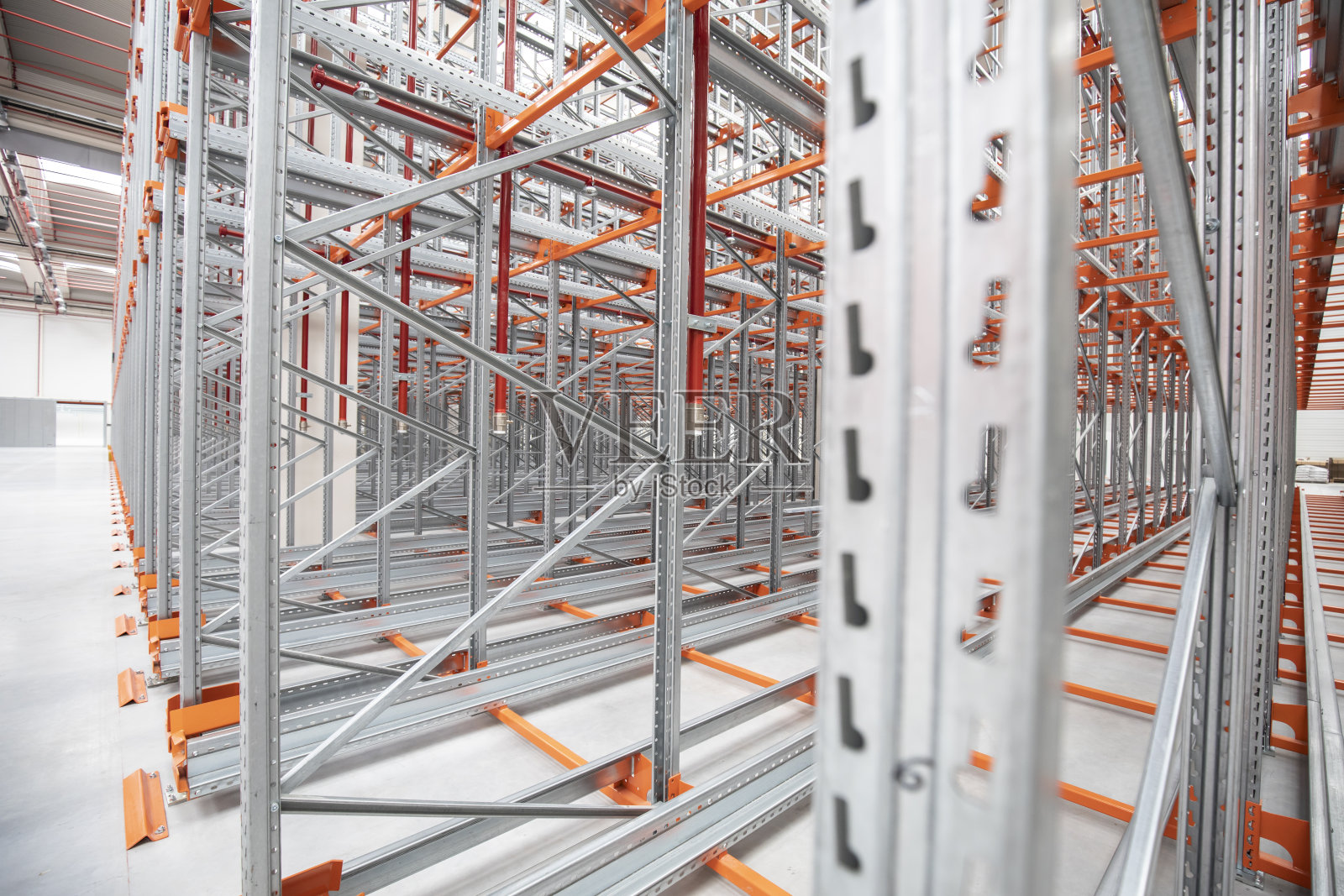 空仓库和空货架的工业建筑细节照片摄影图片