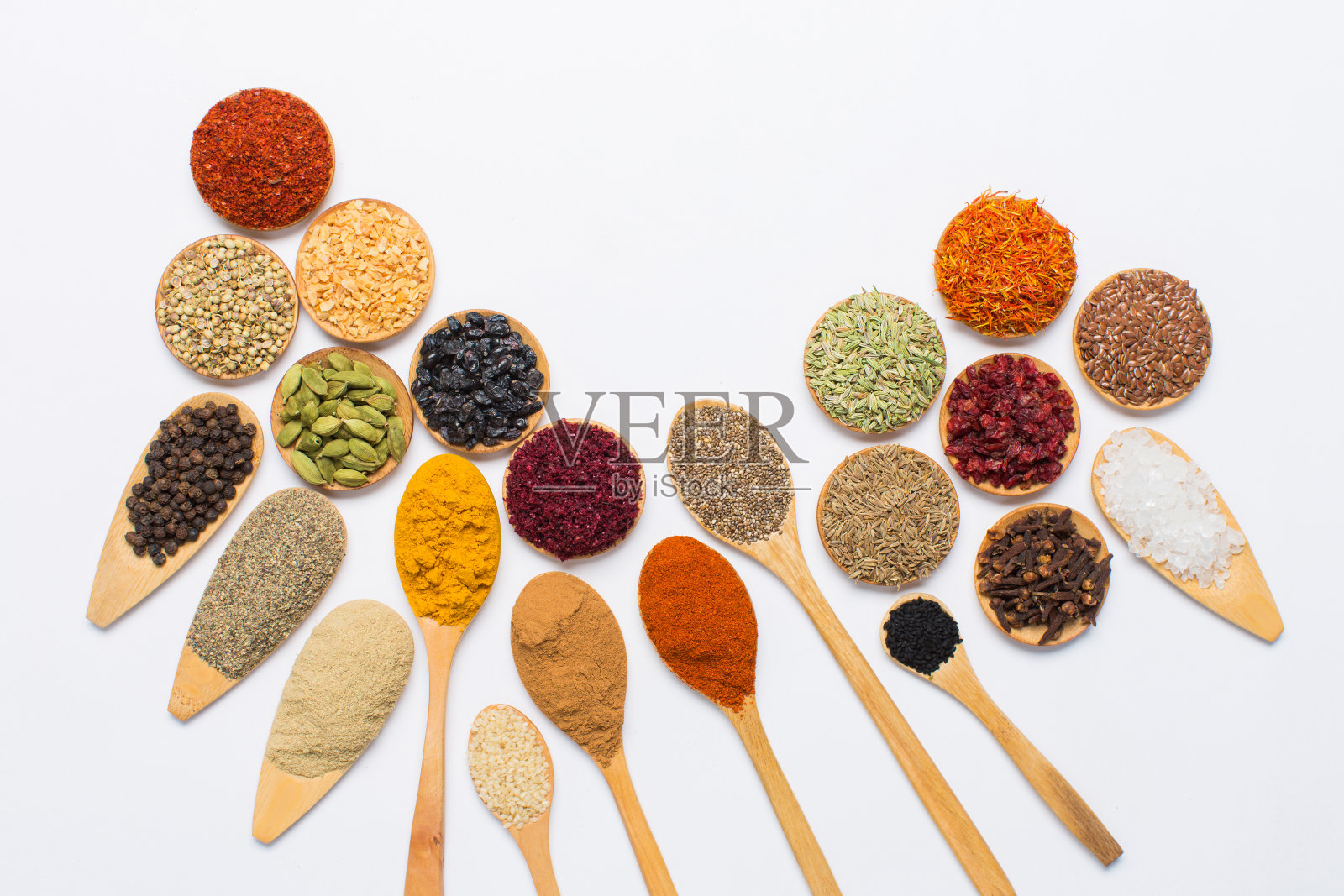 桌子上放着各种各样的香料照片摄影图片