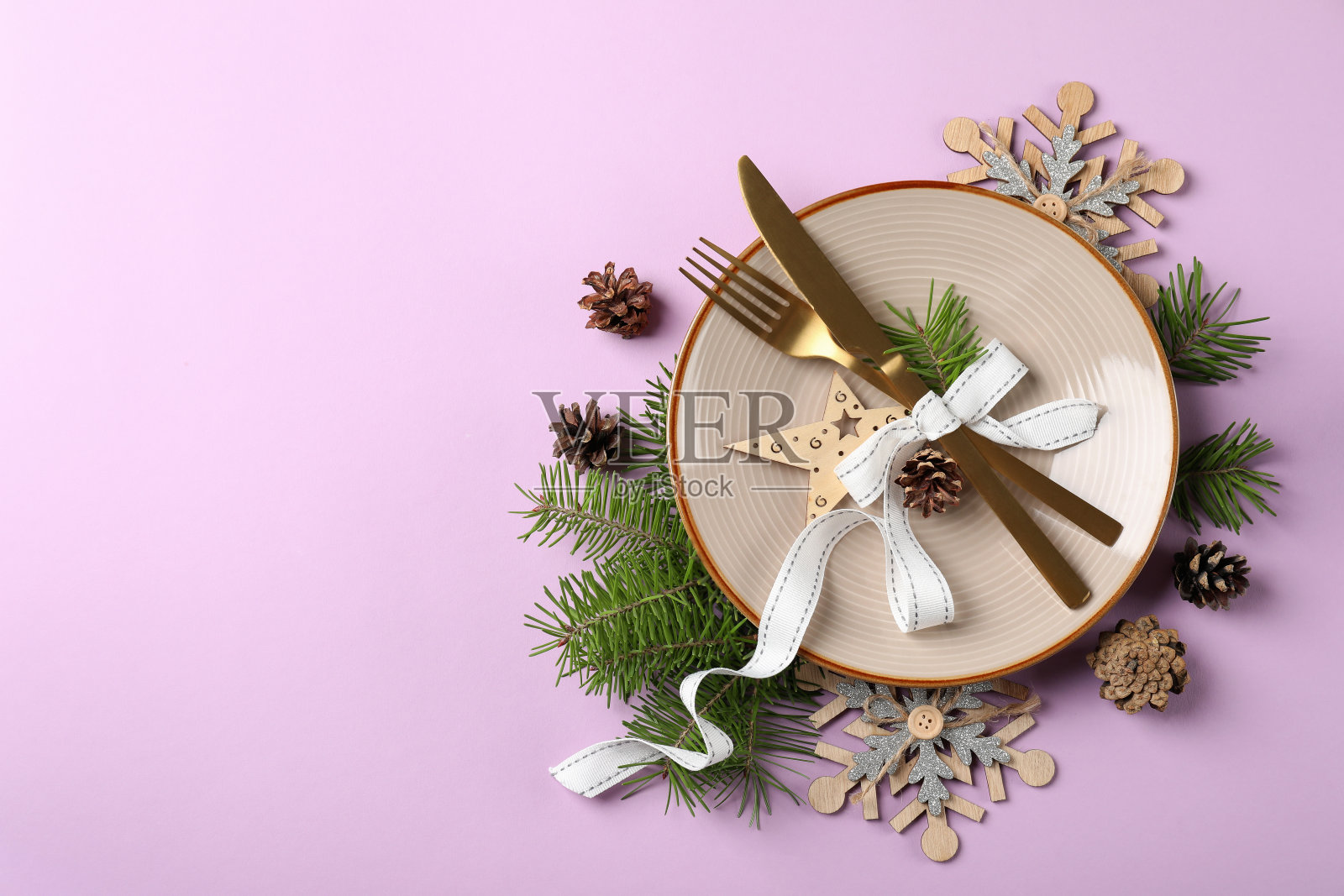 新年餐桌设置在紫罗兰色的背景照片摄影图片