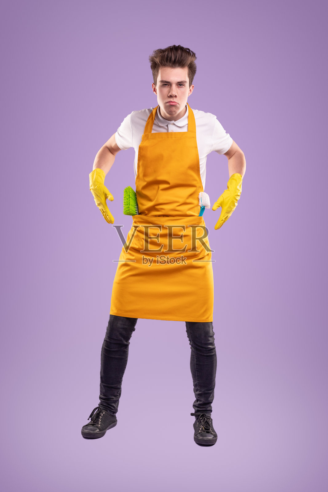 认真的男管家准备打扫房子照片摄影图片