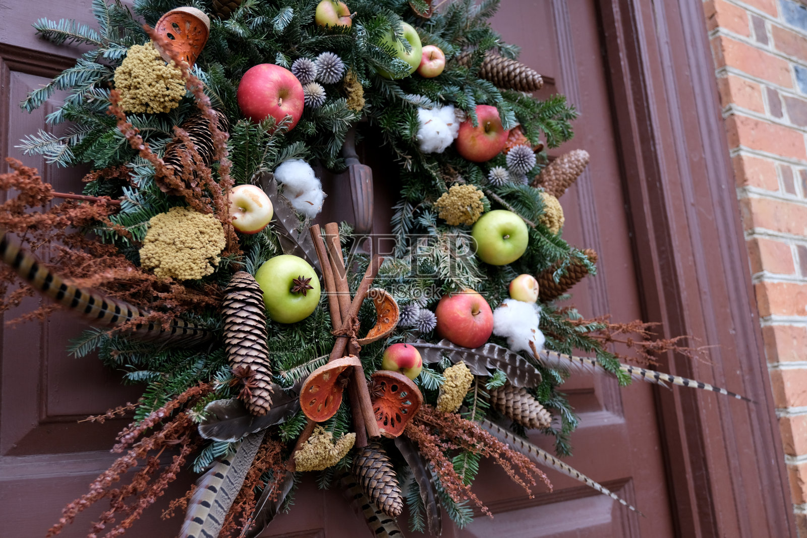 装饰门面的美丽圣诞花环。照片摄影图片