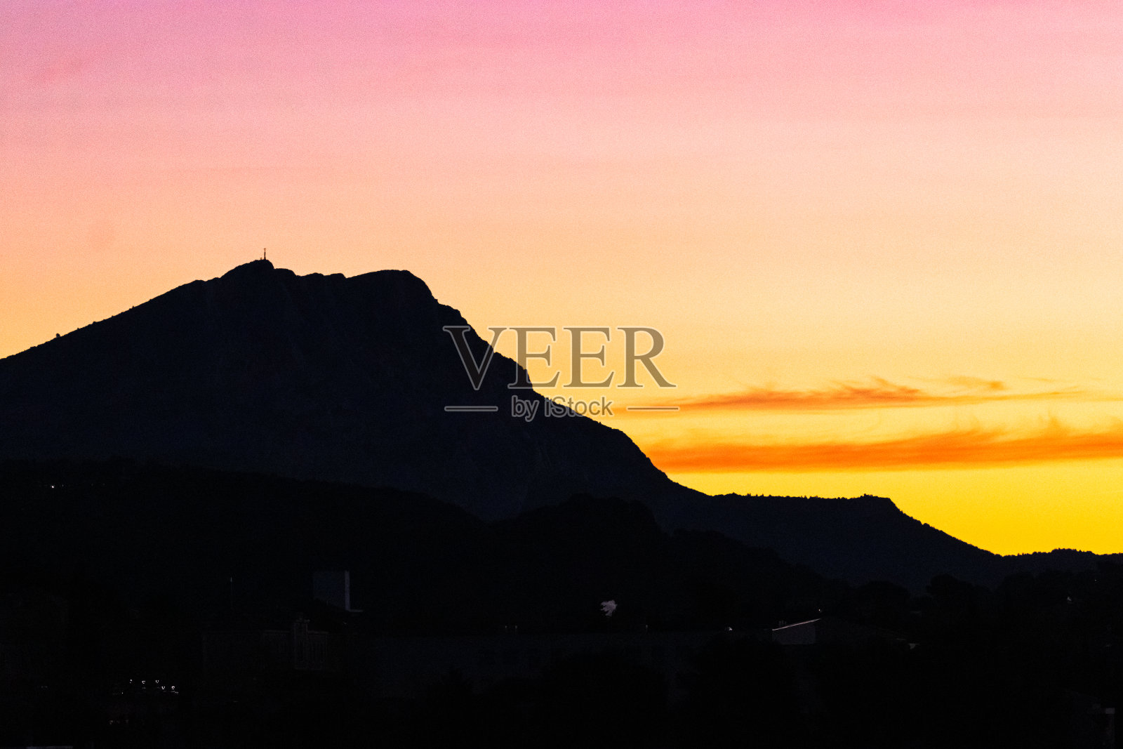 圣维克多山在秋天的晨光下照片摄影图片