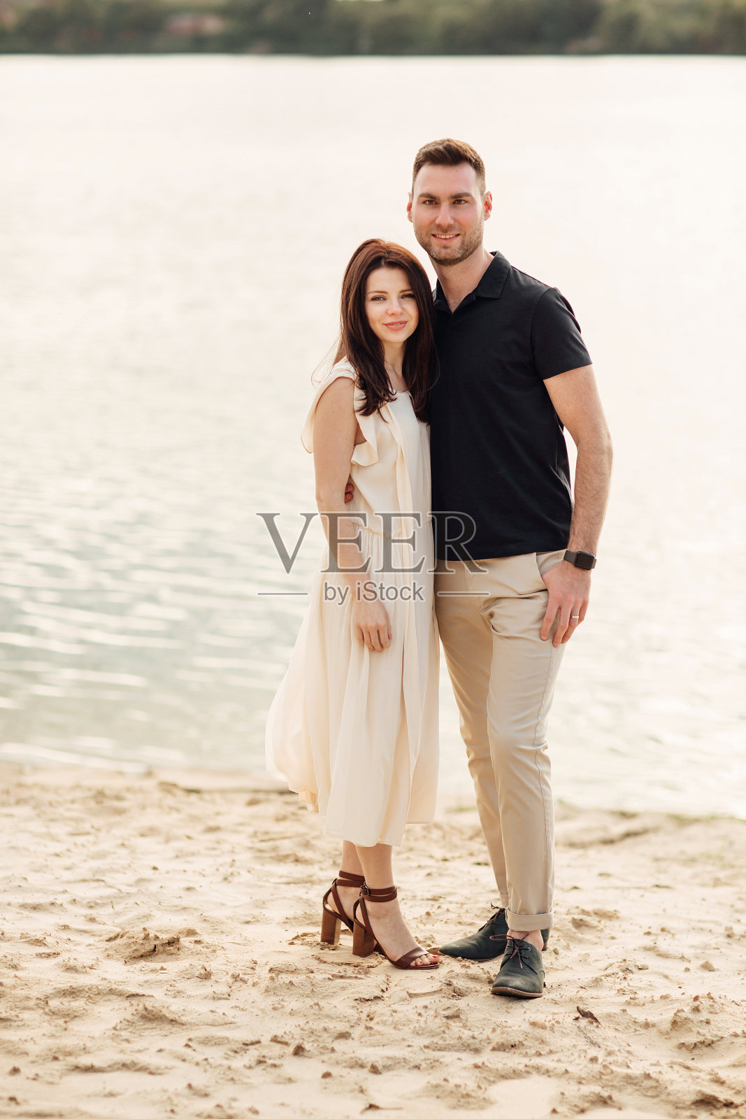 浪漫的情侣在户外拥抱。优雅时尚的男女在湖边漫步。快乐的时刻在一起。的爱情故事照片摄影图片