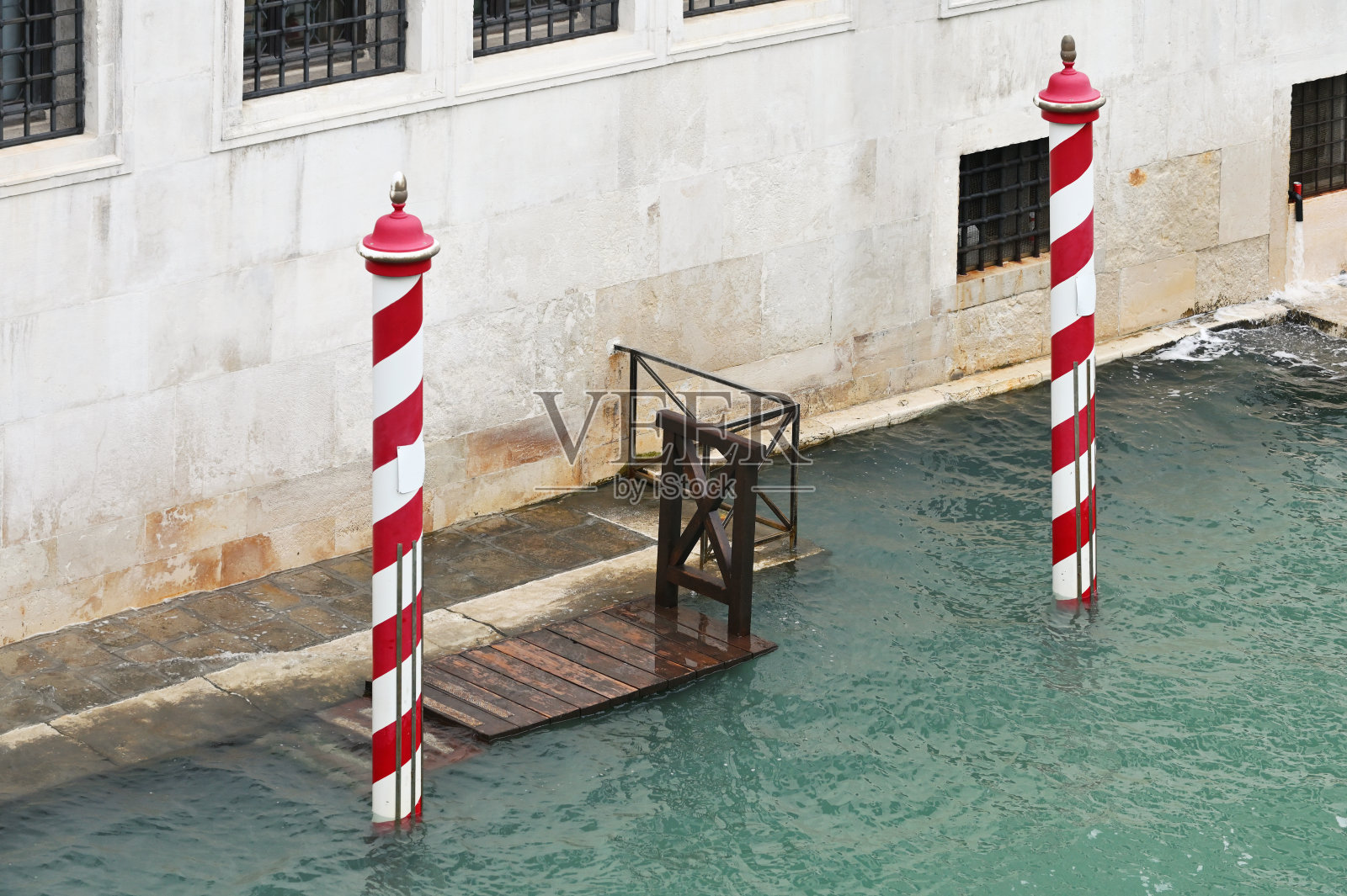 水中木杆照片摄影图片