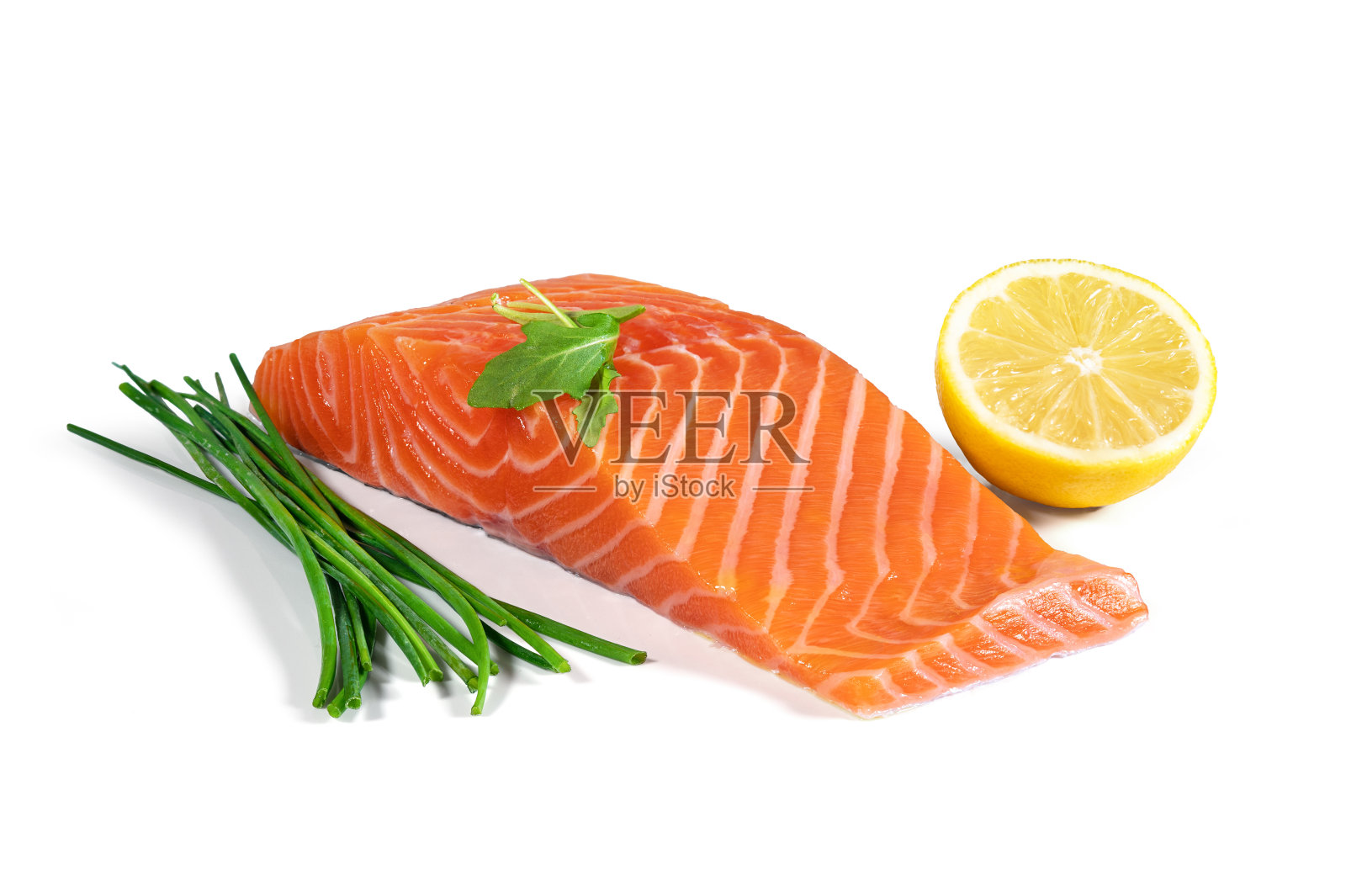 新鲜生三文鱼片配以香草和柠檬照片摄影图片