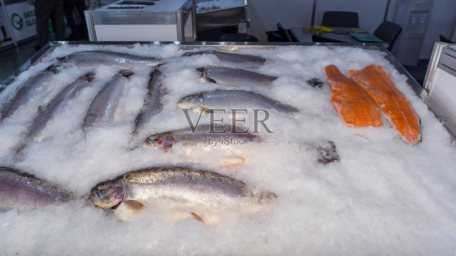 在鱼市，一条冰冻的新鲜鲑鱼。特写。照片摄影图片