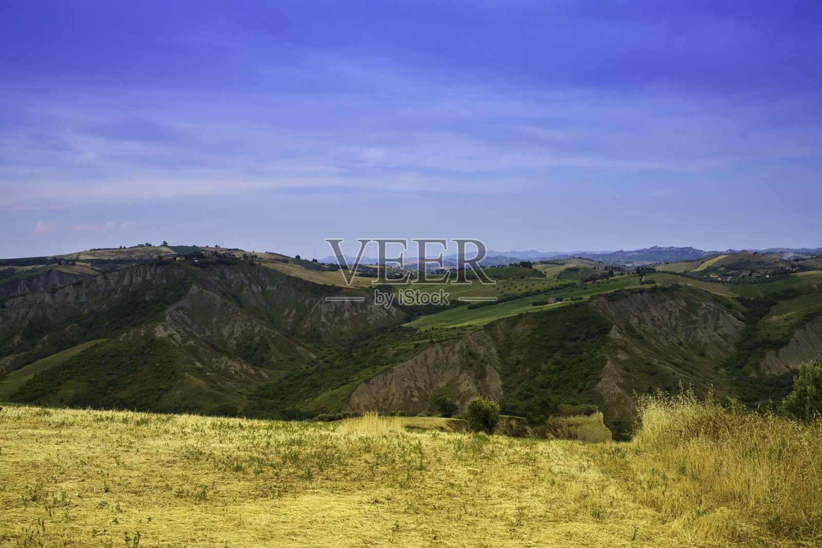 意大利马尔凯，阿皮尼亚诺德尔特朗托附近的乡村景观照片摄影图片