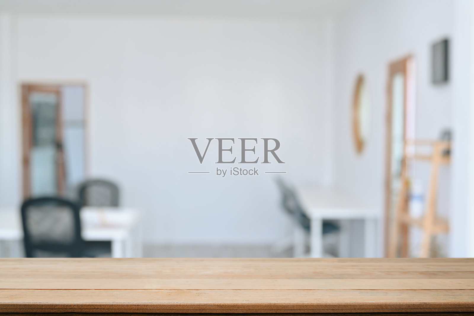 空的木桌，模糊的背景咖啡。为您的产品展示蒙太奇。照片摄影图片