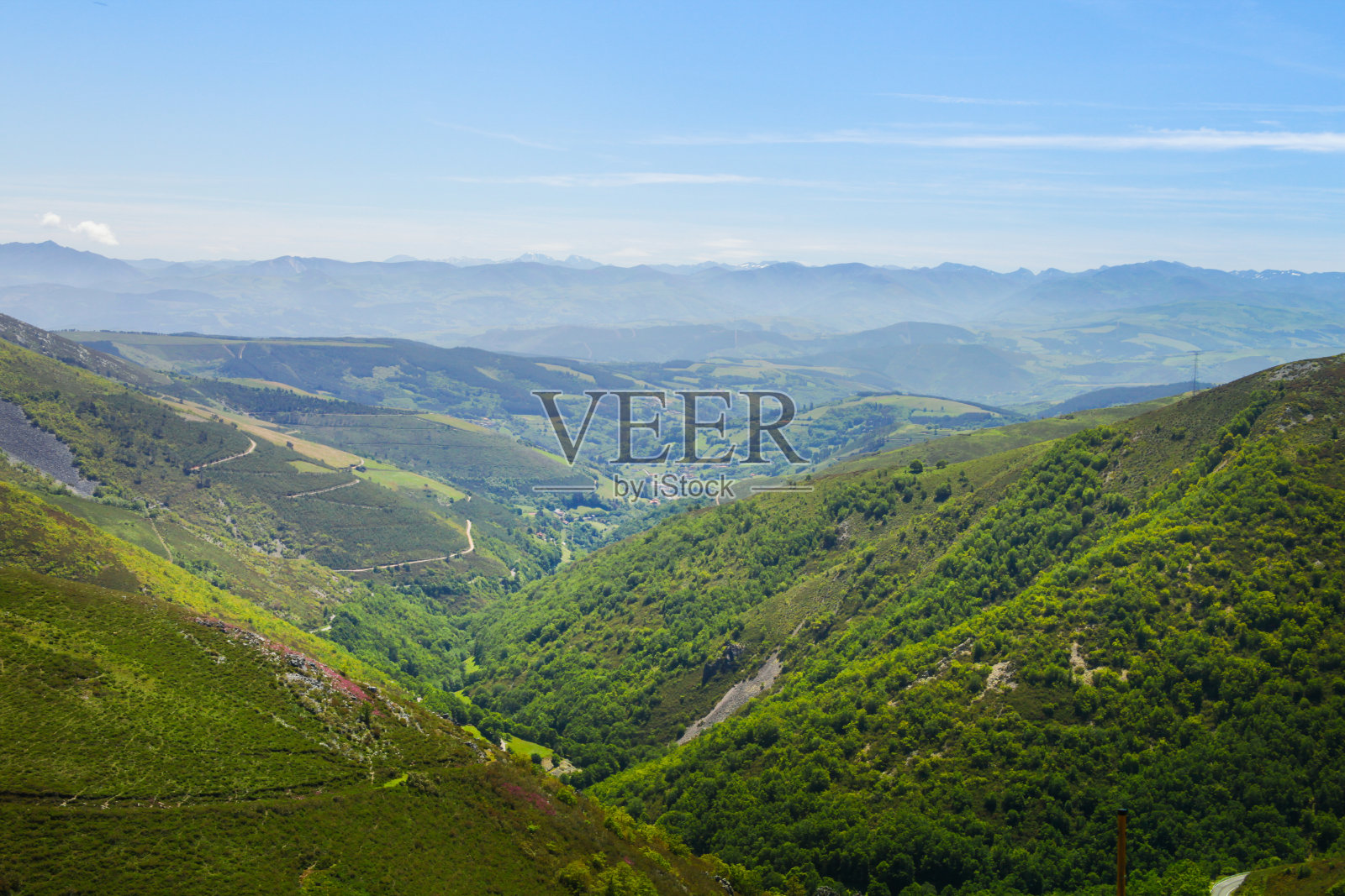 山和道路照片摄影图片