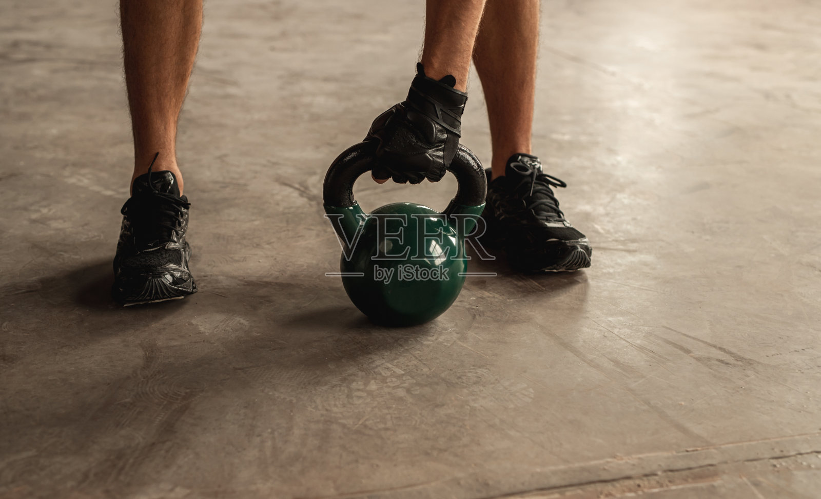 作物运动员举起壶铃从地板照片摄影图片