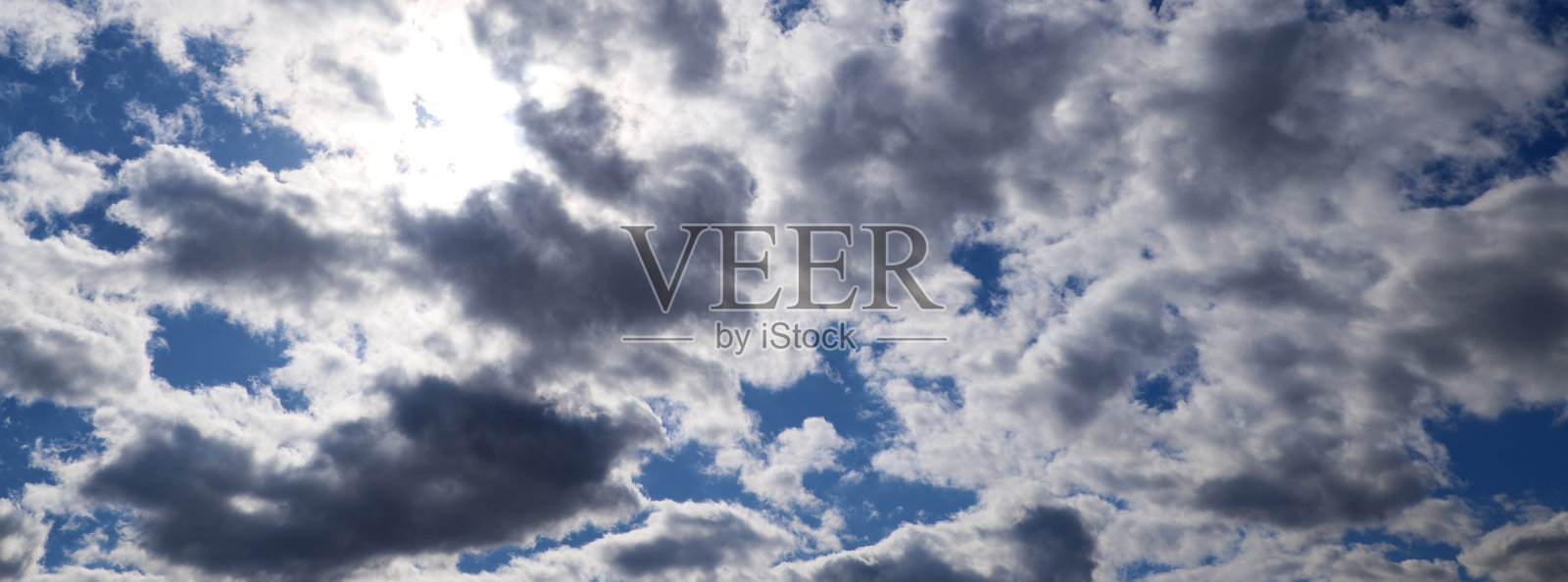 背景与美丽的蓝天白云和太阳照片摄影图片