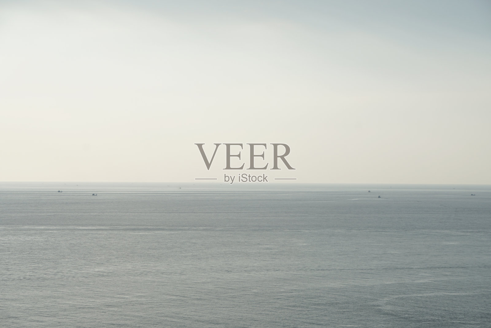 在泰国普吉岛，宁静的地平线海景，蔚蓝的大海和清澈的天空-蓝色自然抽象的背景与hcopy空间照片摄影图片