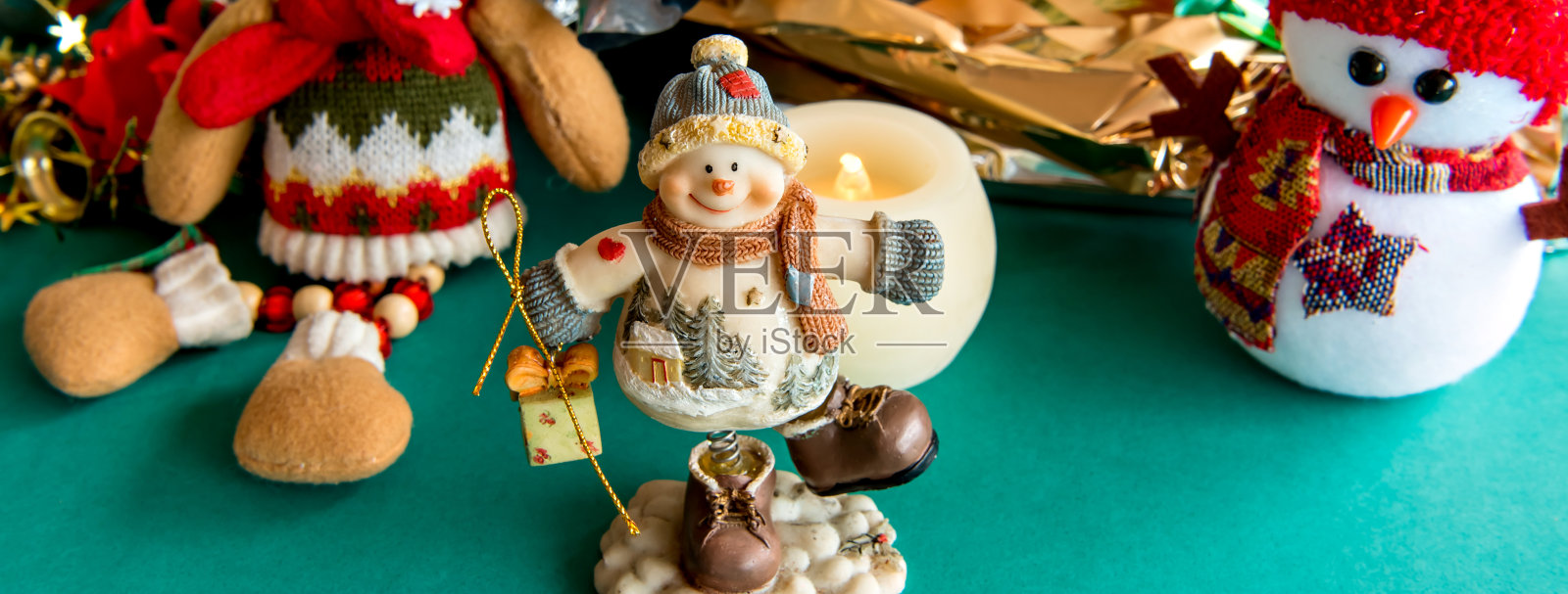 红色和绿色背景上的圣诞饰品和礼物。户外的格式照片摄影图片