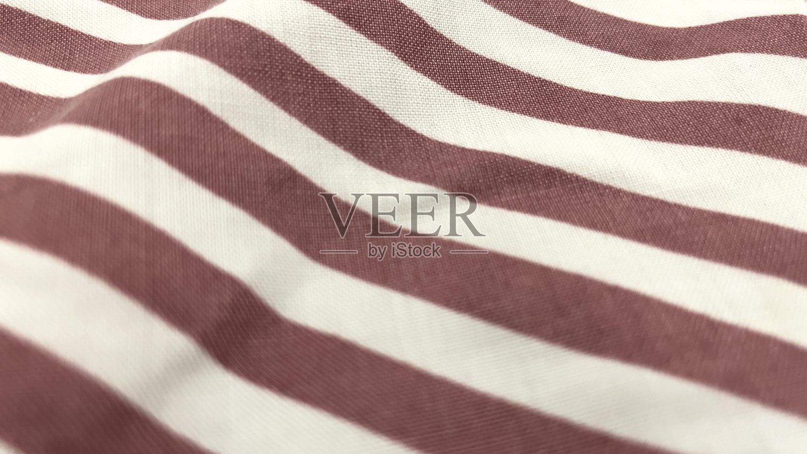 一张条纹床罩的特写照片摄影图片