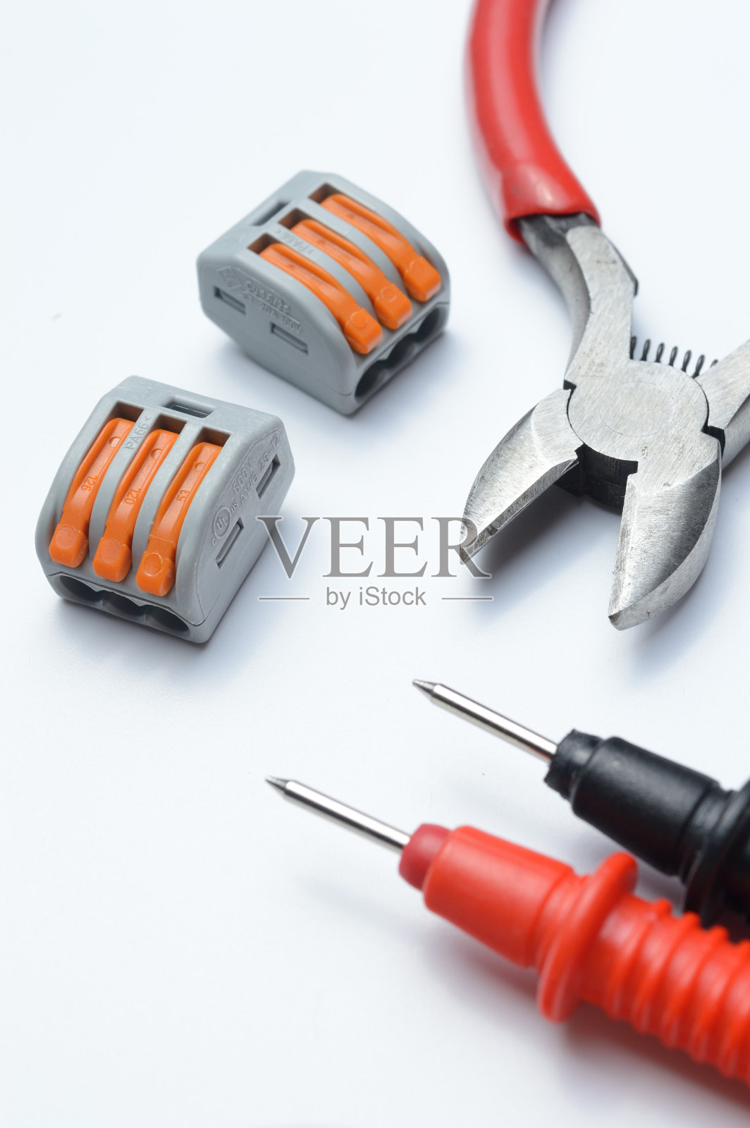 浅色背景下的电子修理工具。特写镜头。照片摄影图片