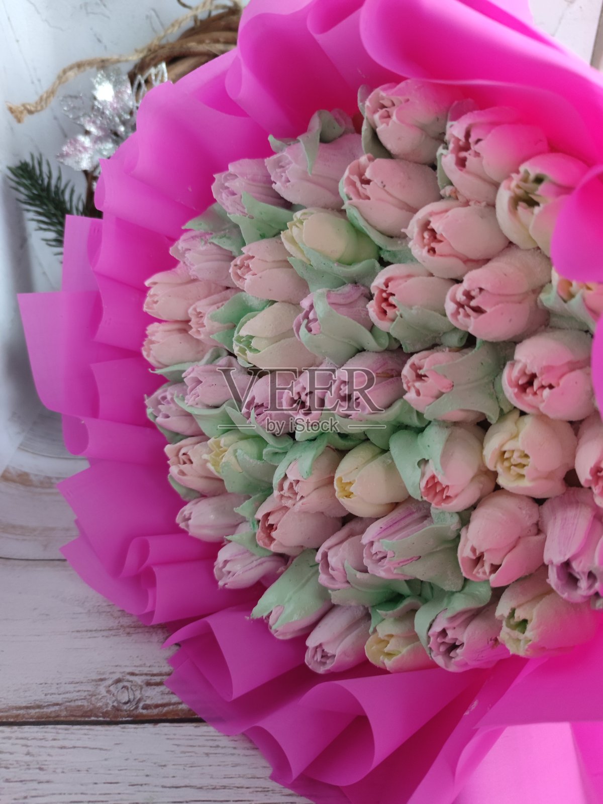 花束甜蜜的郁金香。节日的甜点。照片摄影图片