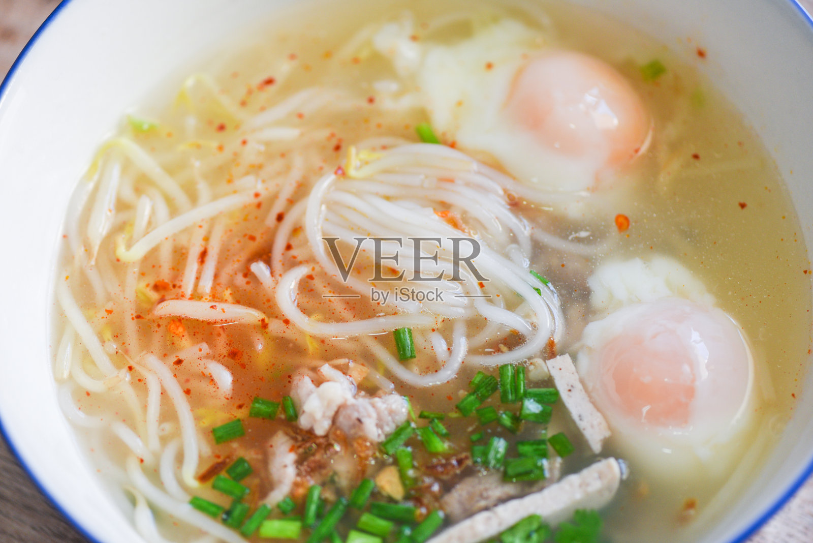 汤碗，汤面，猪肉白面，越南猪肉软煮鸡蛋和豆芽蔬菜葱汤碗放在木桌上，泰国的亚洲食品照片摄影图片