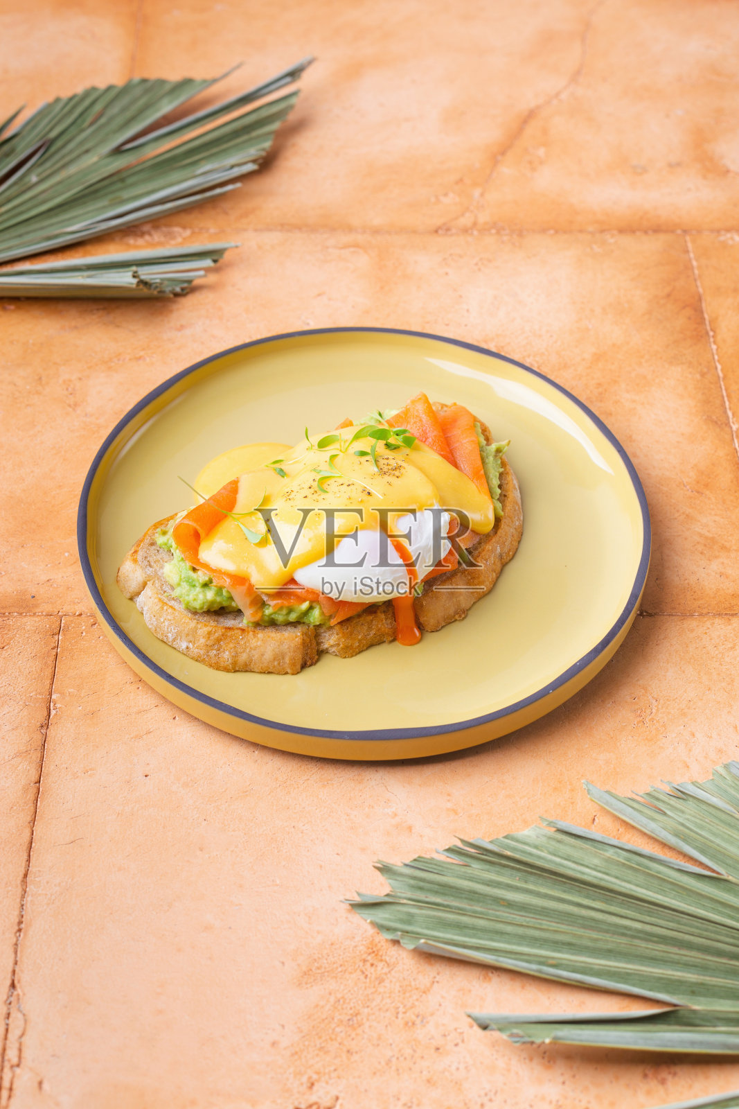 三文鱼鳄梨水煮蛋三明治，健康饮食照片摄影图片