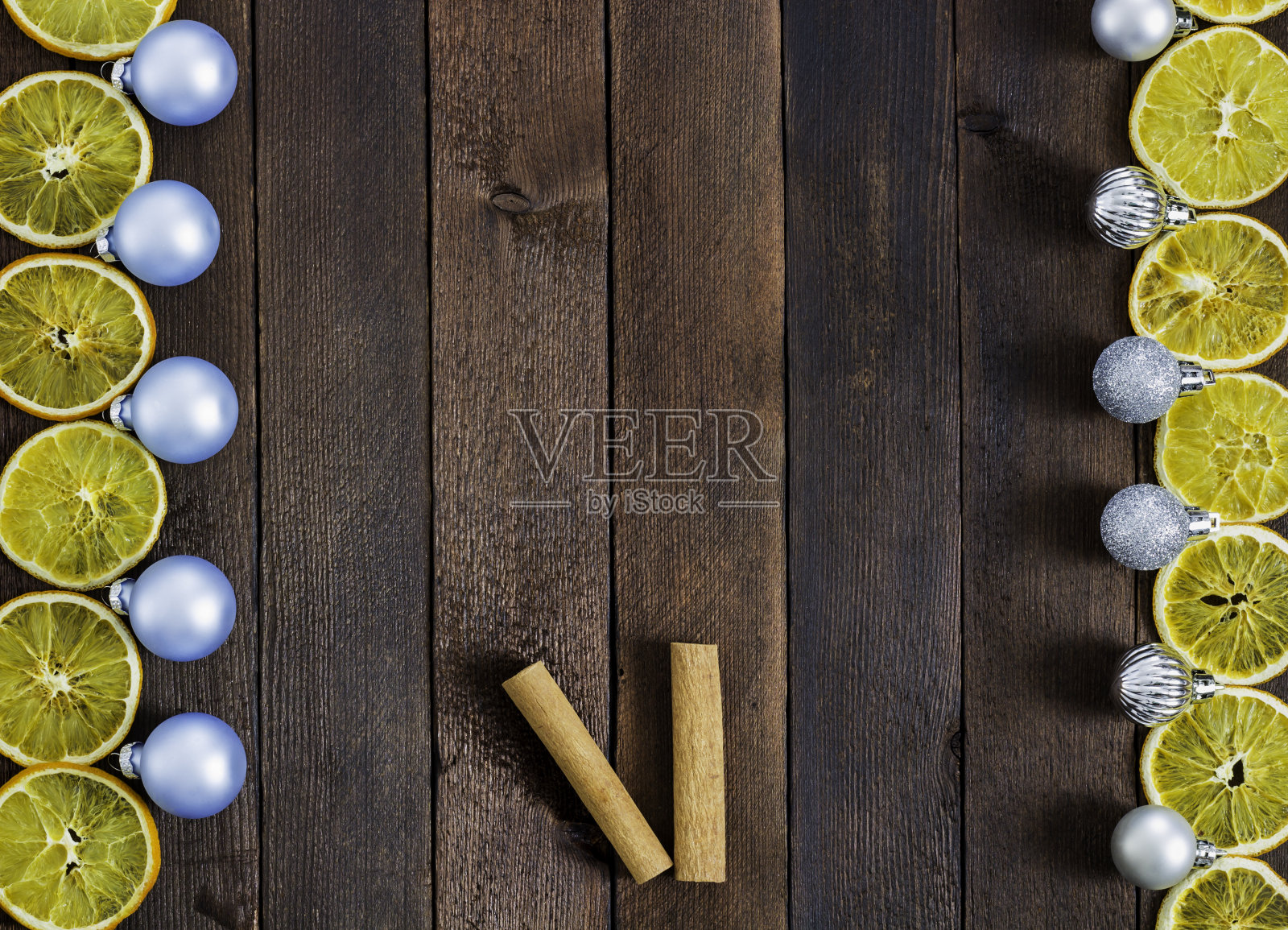 以木头为背景的质朴风格的新年贺卡，带有新年的装饰。俯视图照片摄影图片